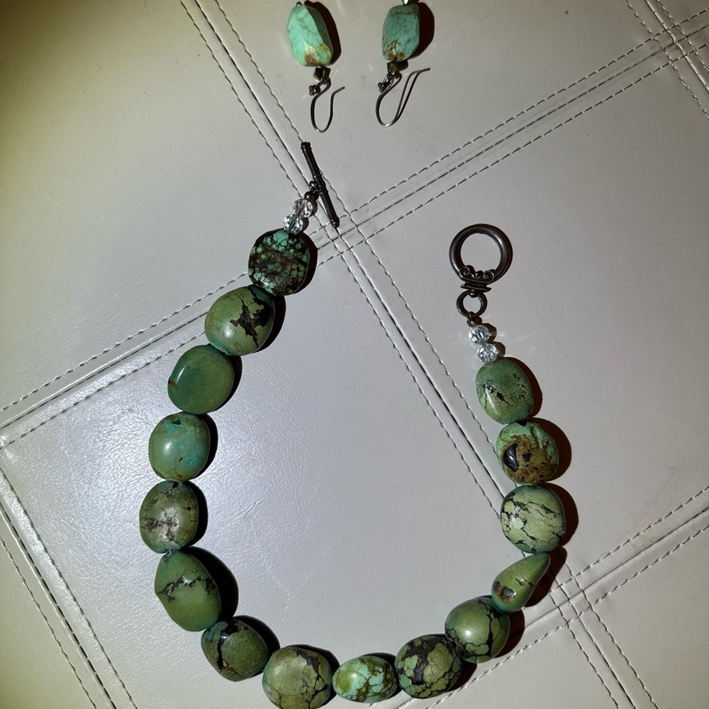 NATURAL GREEN TURQUOISE CHUNKY BEAD NECKLACE. 18” WITH EARRINGS. GOOD CONDITION.